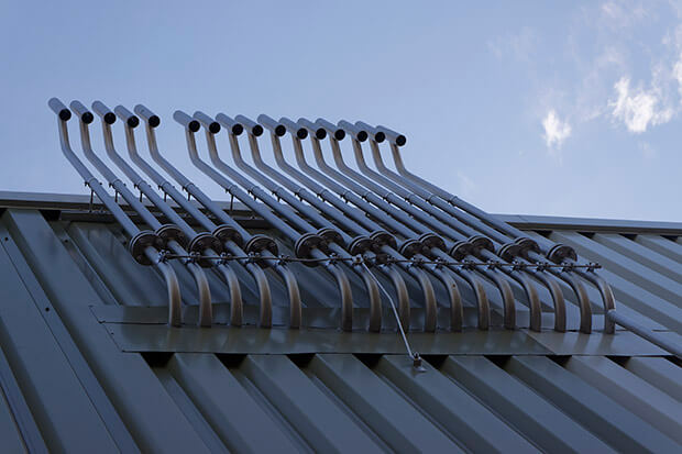 Industrielle Rohrleitungen auf einem Hallendach